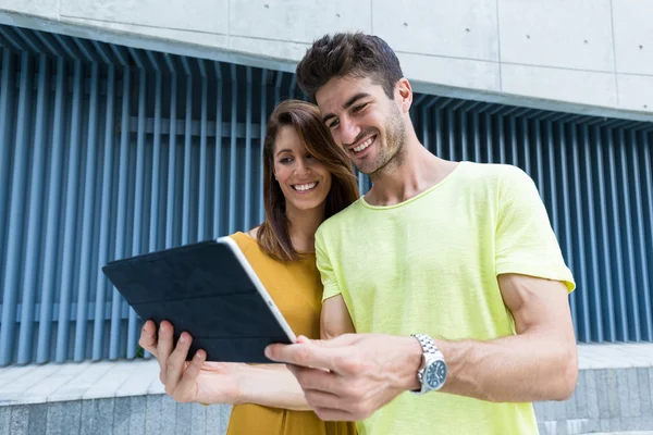 Par som använder tablettdator — Stockfoto