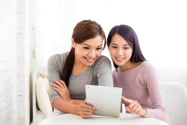 Mulheres usando tablet digital pc juntos — Fotografia de Stock
