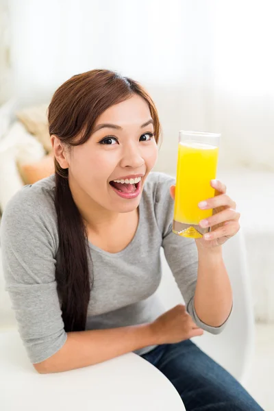 Mujer beber jugo de naranja —  Fotos de Stock