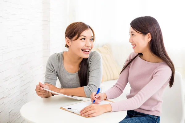 Mujeres haciendo informe juntos — Foto de Stock