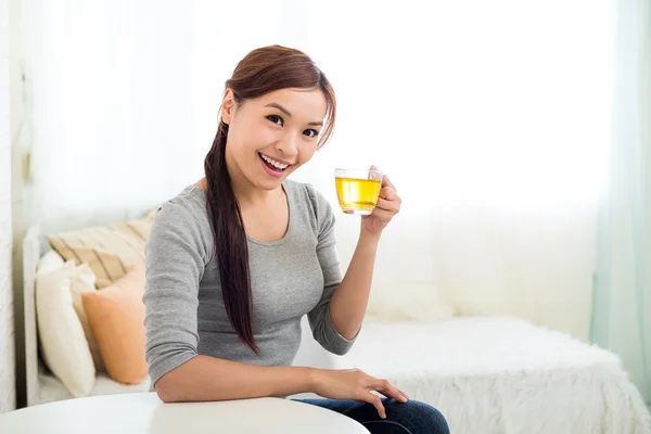 Mujer disfrutar de un vaso de té —  Fotos de Stock