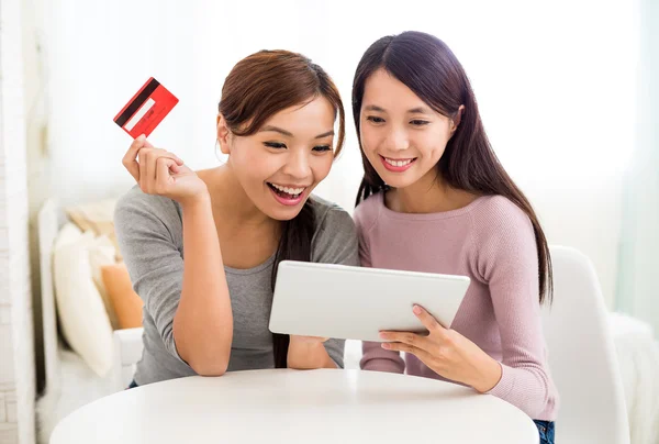 Las mujeres de compras en línea con la tableta —  Fotos de Stock