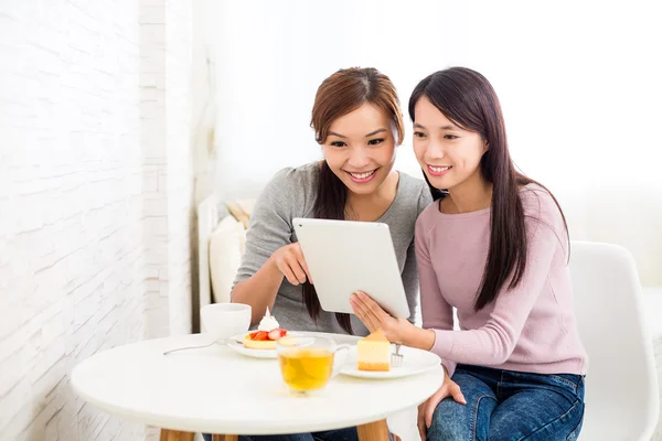 Deux femmes utilisant la tablette numérique pc — Photo