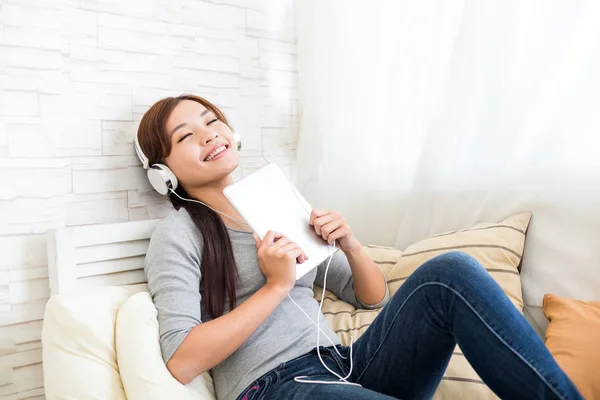 女人享受 tablet pc 上的音乐 — 图库照片