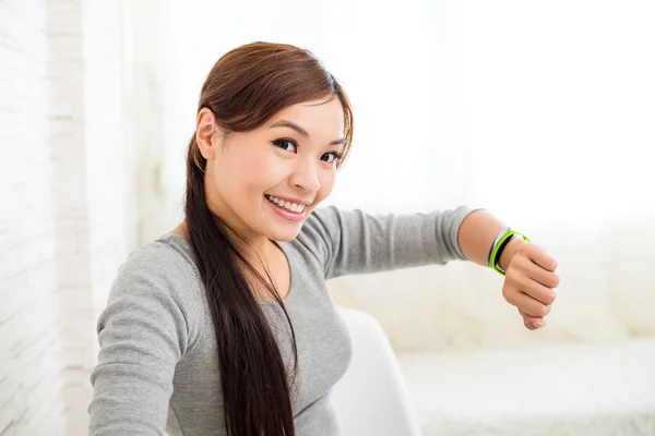 Mulher com relógio wearable — Fotografia de Stock