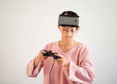 Sanal gerçeklik aygıtıyla kadın