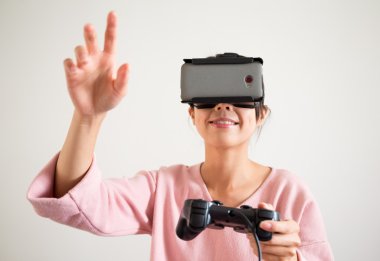 Sanal gerçeklik aygıtıyla kadın