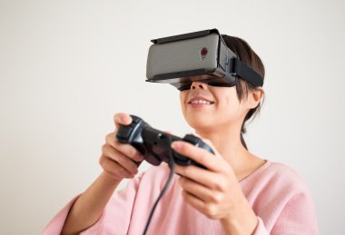 Sanal gerçeklik aygıtıyla kadın