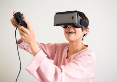 Sanal gerçeklik aygıtıyla kadın