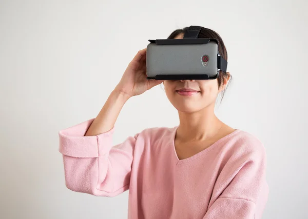 Femme utilisant un appareil de réalité virtuelle — Photo