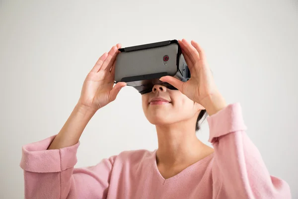 Vrouw met behulp van virtuele realiteit apparaat — Stockfoto