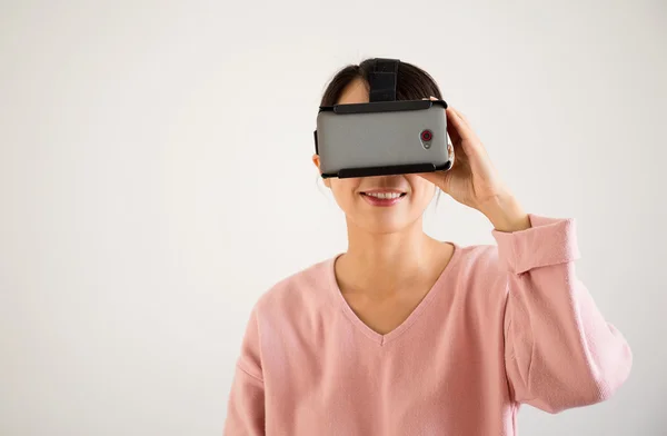 Женщина с помощью устройства виртуальной реальности — стоковое фото