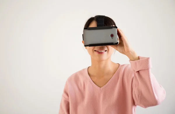 Kvinna med hjälp av virtual reality-enhet — Stockfoto