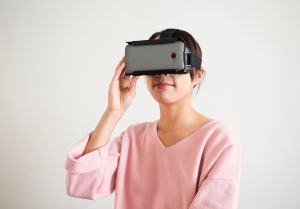 Женщина с помощью устройства виртуальной реальности — стоковое фото