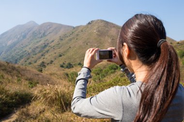 Kadın fotoğraf dijital kamera tarafından alır.