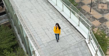 Kadın sokakta cep telefonunda sohbet