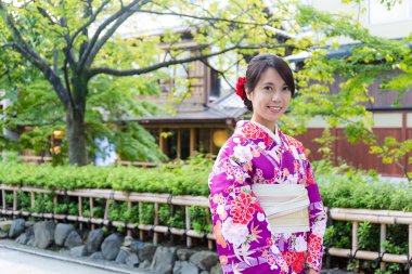 Asyalı genç kadın giyiyor kimono