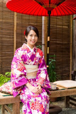 Asyalı genç kadın giyiyor kimono