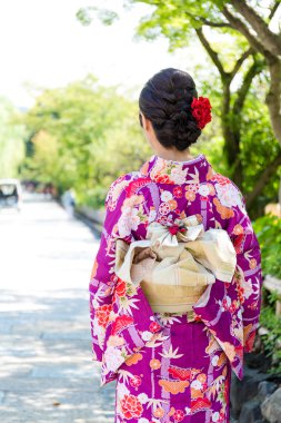 Asyalı genç kadın giyiyor kimono