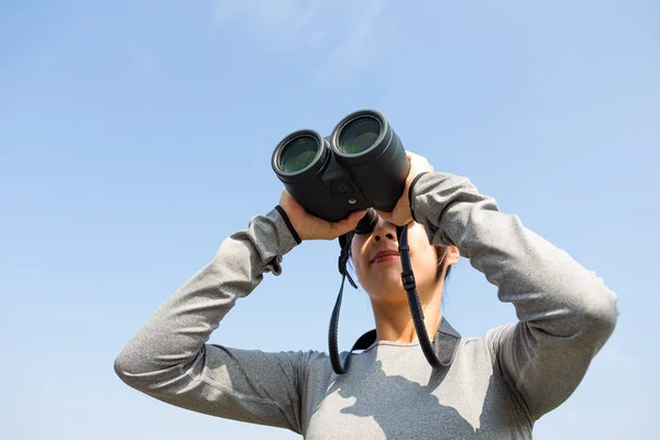 Femme regardant à travers les jumelles à l'extérieur — Photo