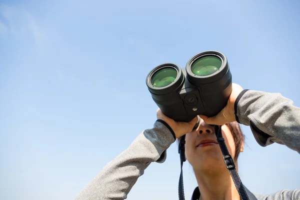 Vrouw op zoek door middel van verrekijkers in de open lucht — Stockfoto