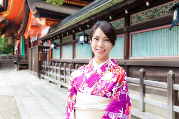 Mujer en traje tradicional japonés en Gion — Foto de Stock