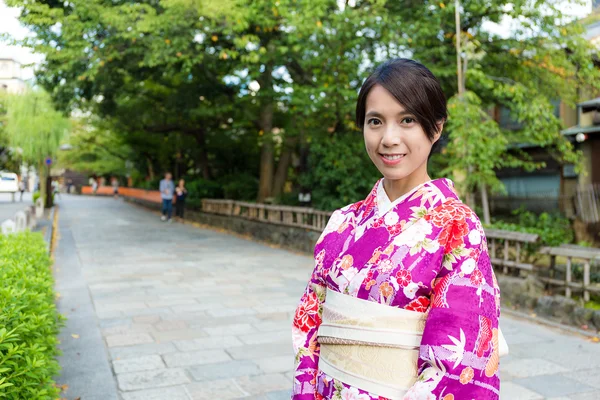 Mujer en traje tradicional japonés en Gion — Foto de Stock