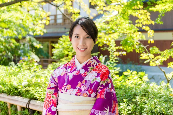 Mulher em traje japonês tradicional em Gion — Fotografia de Stock