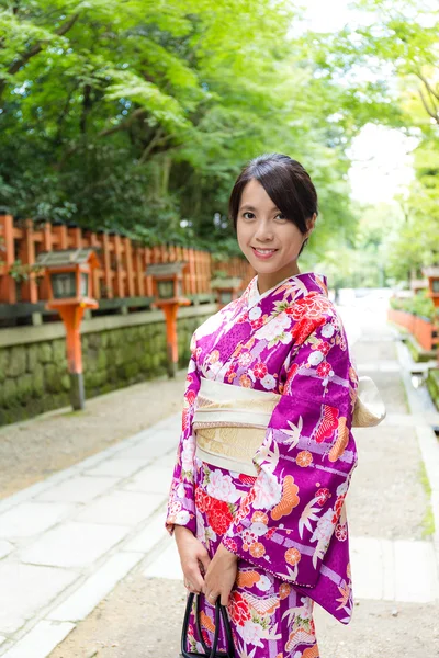 Mulher em traje japonês tradicional em Gion — Fotografia de Stock