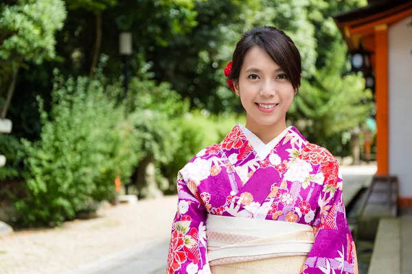 Женщина в традиционном японском костюме в Gion — стоковое фото
