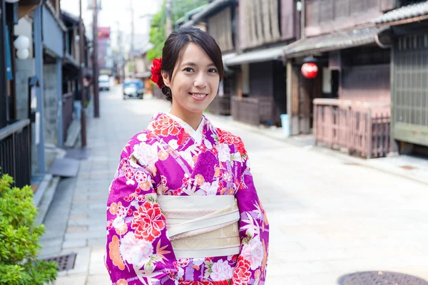 Frau in traditioneller japanischer Tracht bei gion — Stockfoto