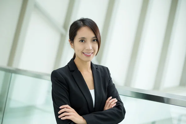 Junge asiatische Geschäftsfrau in Business-Anzug — Stockfoto