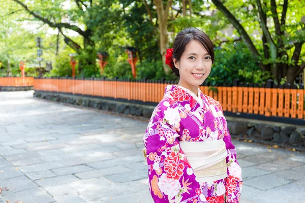 Ασιατισα νεαρής γυναίκας φορώντας κιμονό — Φωτογραφία Αρχείου