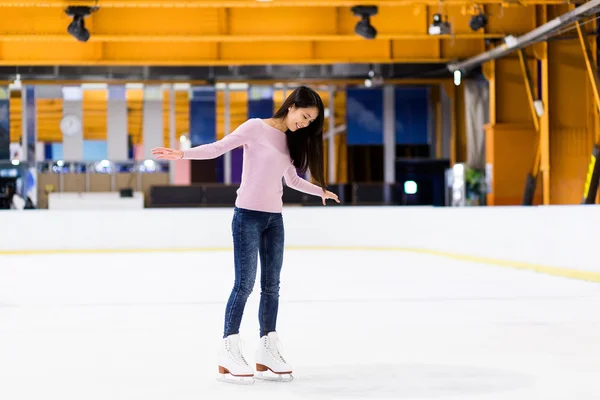 スケート リンク上の女性 — ストック写真