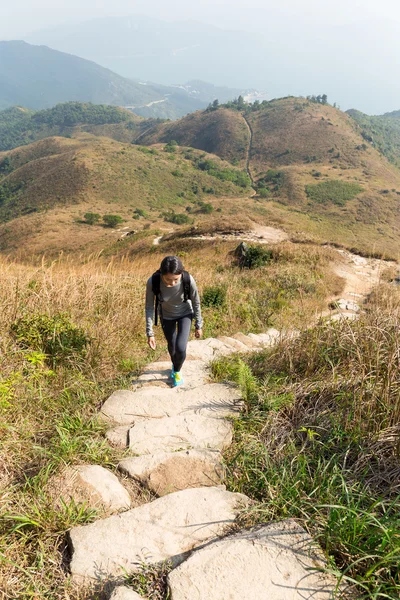亚洲妇女的徒步旅行者攀登山 — 图库照片