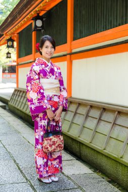 Asyalı genç kadın giyiyor kimono