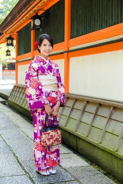 Asiatische junge Frau trägt Kimono — Stockfoto