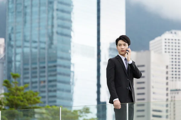 Азіатський красивий бізнесмен у діловому костюмі — стокове фото
