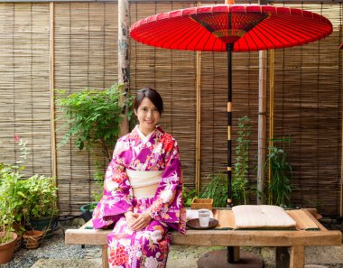 Asyalı genç kadın giyiyor kimono