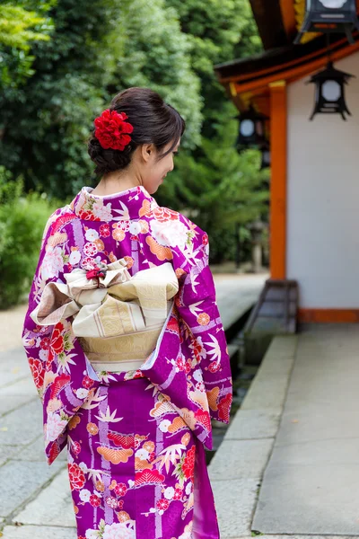 Азиатская девушка в кимоно — стоковое фото