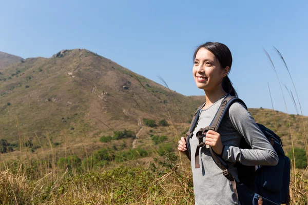Kobieta turysta z plecakiem w górach — Zdjęcie stockowe