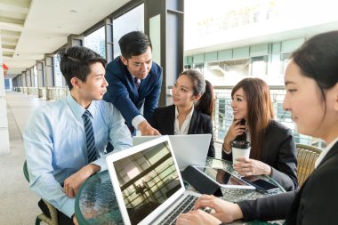 iş adamları proje hakkında tartışmak