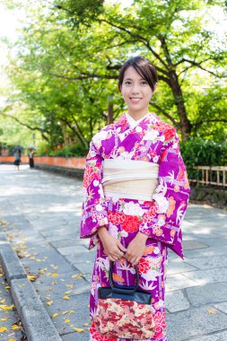 Asyalı genç kadın giyiyor kimono