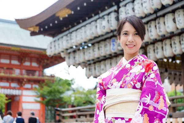 Asiatische junge Frau trägt Kimono — Stockfoto