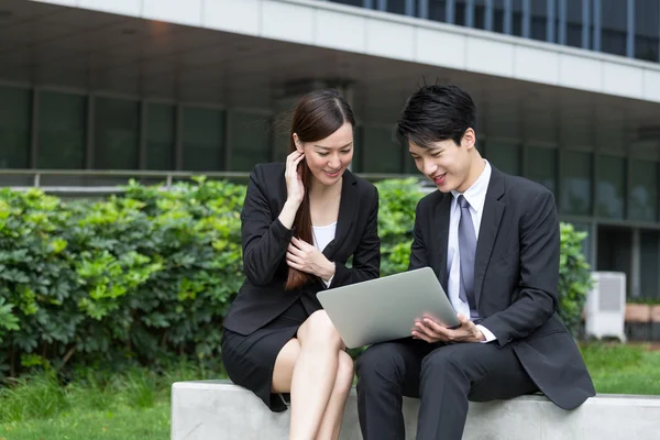 Business people working on laptop computer — Stock Photo, Image