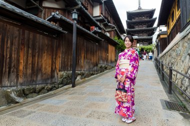 Asyalı genç kadın giyiyor kimono