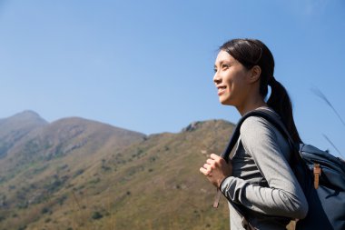 kadın sırt çantası ile gitmek hiking