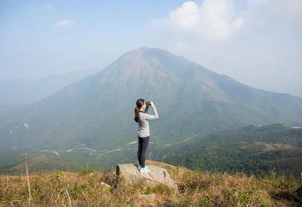 双眼鏡を探してアジアの女性 — ストック写真