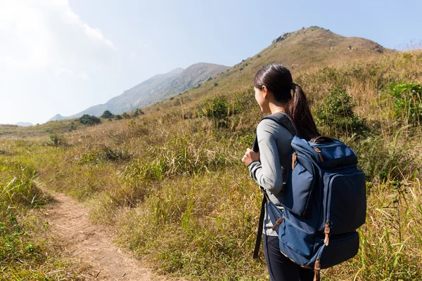 Nő a hátizsák túrázni — Stock Fotó