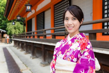 Asyalı genç kadın giyiyor kimono